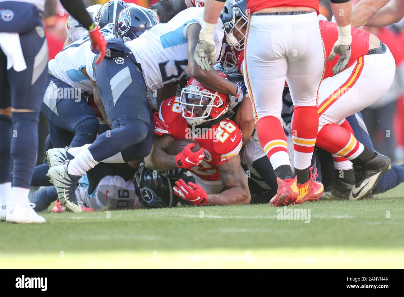 Kansas City Chiefs zurück laufen Damien Williams (26) Schläge durch für einen ersten Abstieg während der AFC Championship, Sonntag, 19 Jan, 2020 in Kansas City, MO. Die Leiter beat die Titanen 35-24. (Foto von IOS/ESPA-Bilder) Stockfoto
