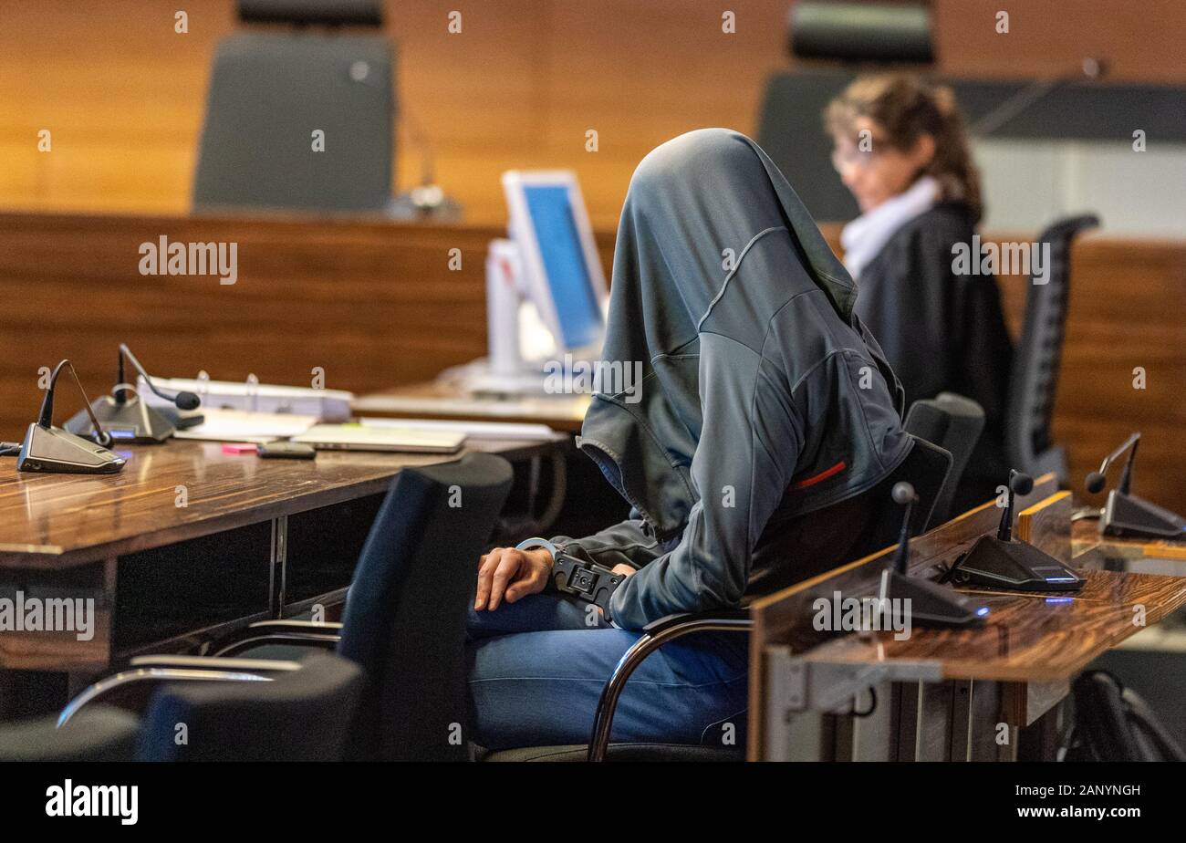 20. Januar 2020, Baden-Württemberg, Freiburg: Christian L. sitzt in der Halle des Landgericht mit einer Jacke über seinem Kopf vor Beginn der Studie. Die ehemaligen Hüter der Pfadfinder in Staufen bei Freiburg ist auf Versuch auf Verdacht, sexuell missbrauchte Kinder hundert Mal und für Jahre. Sie sagen, er missbrauchte vier Jungen. Foto: Patrick Seeger/dpa Stockfoto