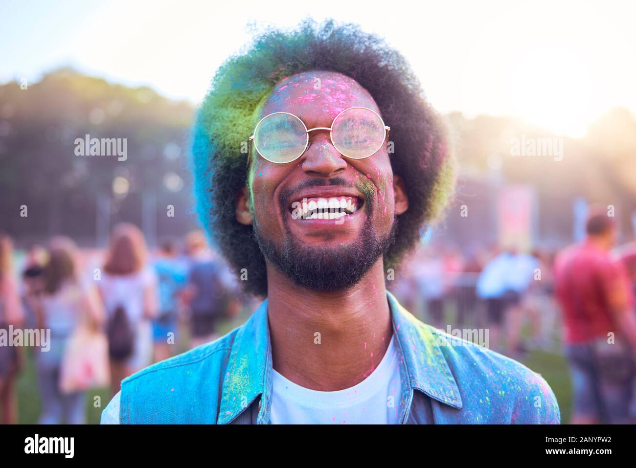 Bunte Mann während des Festivals Stockfoto