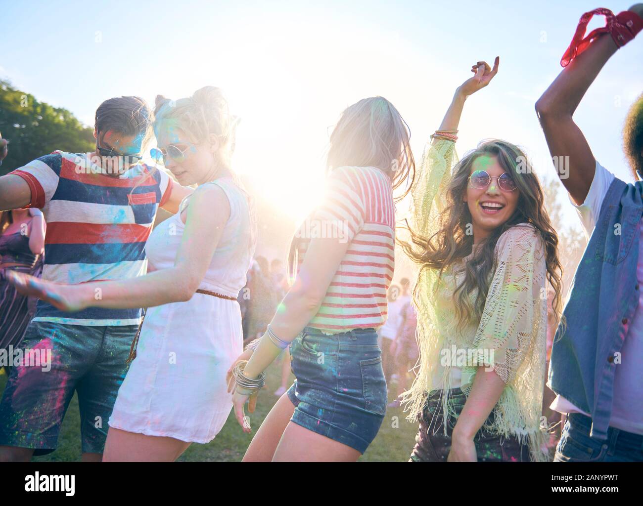 Freunde während gute Party mit mehreren Farben Stockfoto