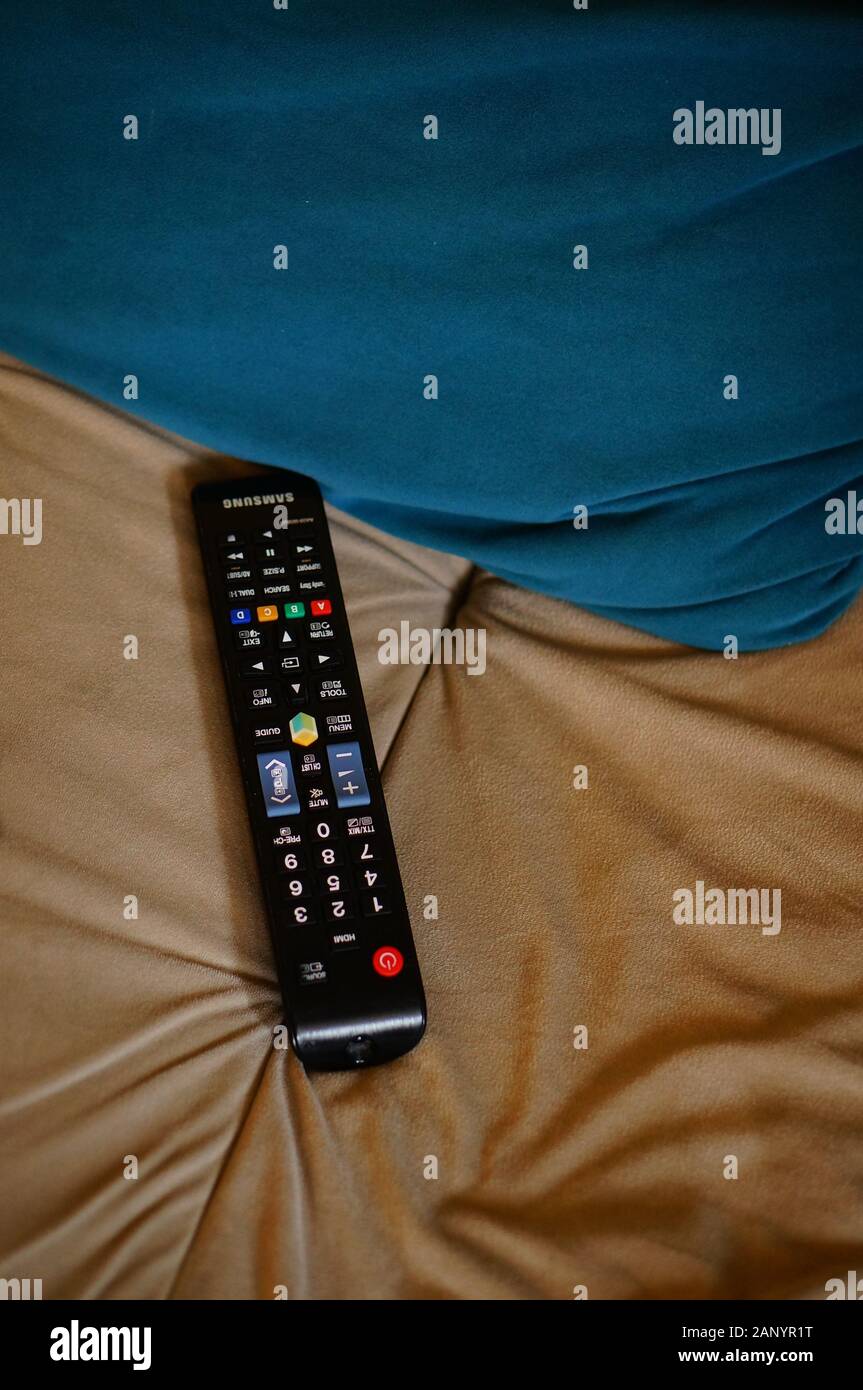 Poznan, POLEN - 14. Januar 2020: Samsung TV-Fernbedienung auf einer weichen Couch. Stockfoto