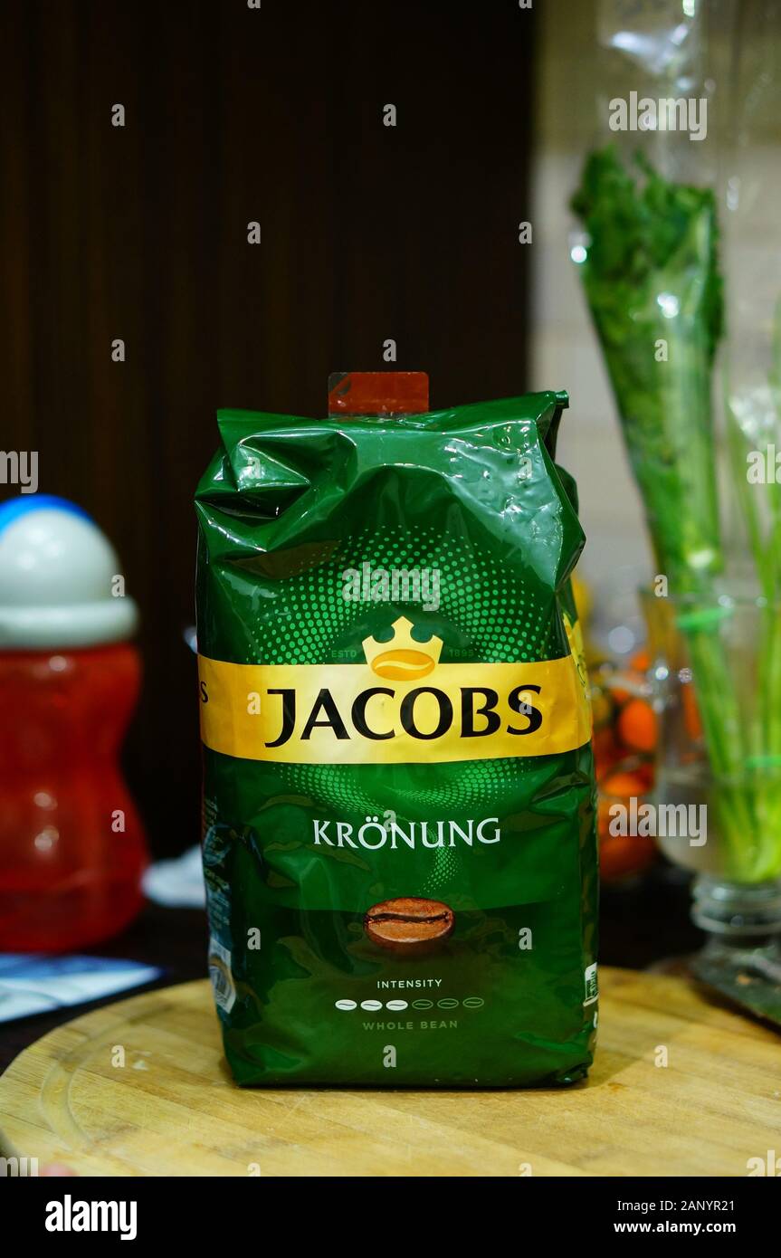 Posen, POLEN - 13. Januar 2020: Jacobs Kroenung hat Kaffeebohnen in einer Tasche geröstet. Stockfoto