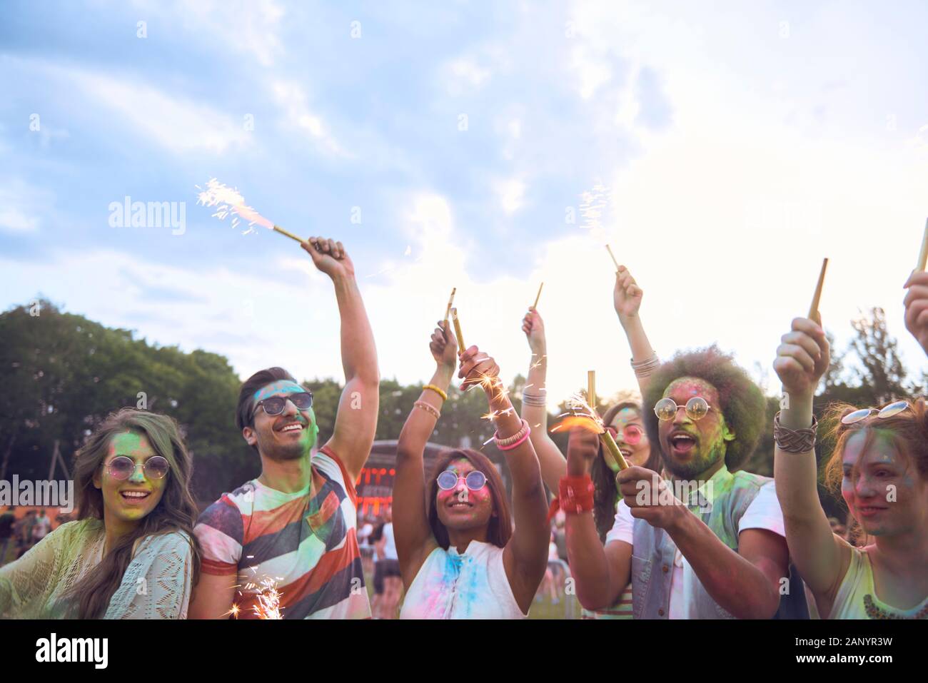 Freunde mit Wunderkerzen feiern Summer Music Festival Stockfoto