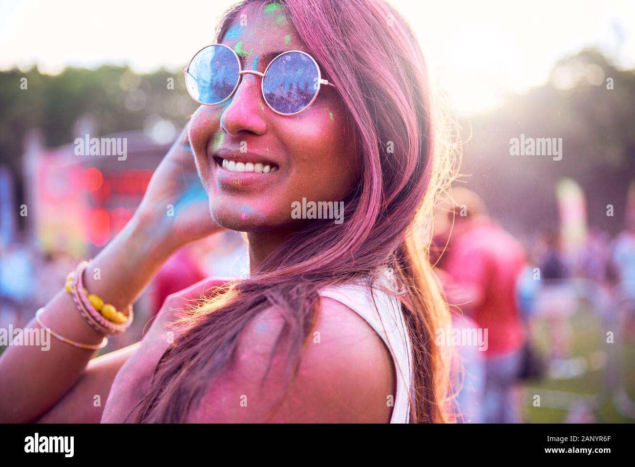 Farbenfrohe afrikanische Frau im Sommer Party Stockfoto