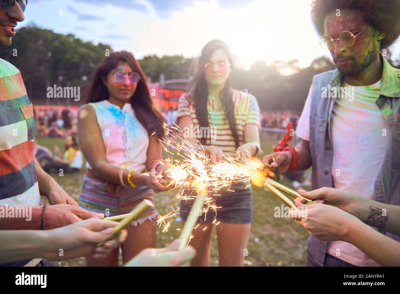 Freunde Spaß mit Wunderkerzen auf dem Sommerfest Stockfoto