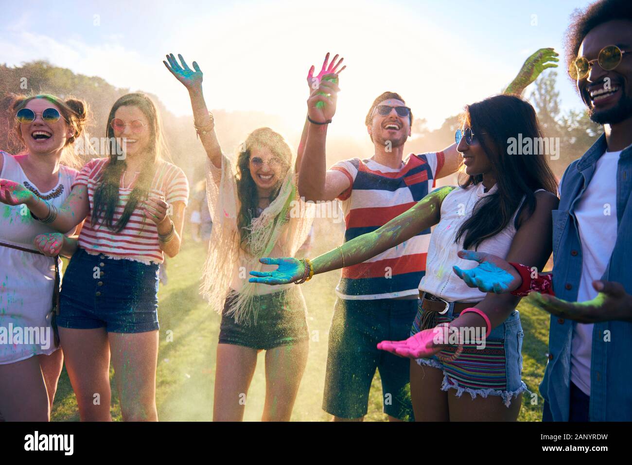 Freunde Spaß während Music Festival mit Farbe Pulver Stockfoto