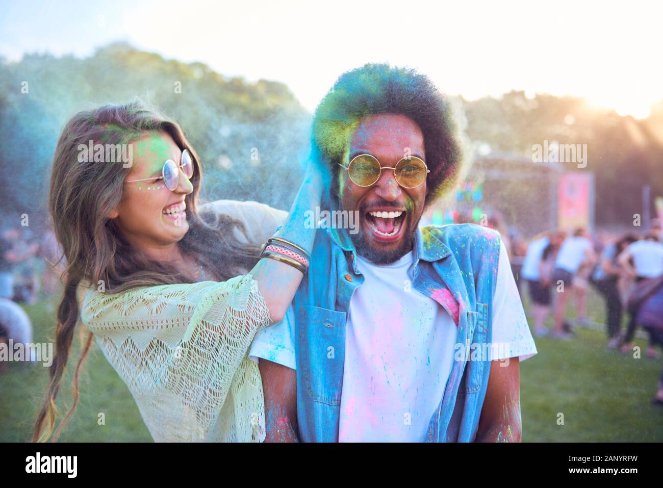 Glückliches Paar beim Musikfestival Stockfoto