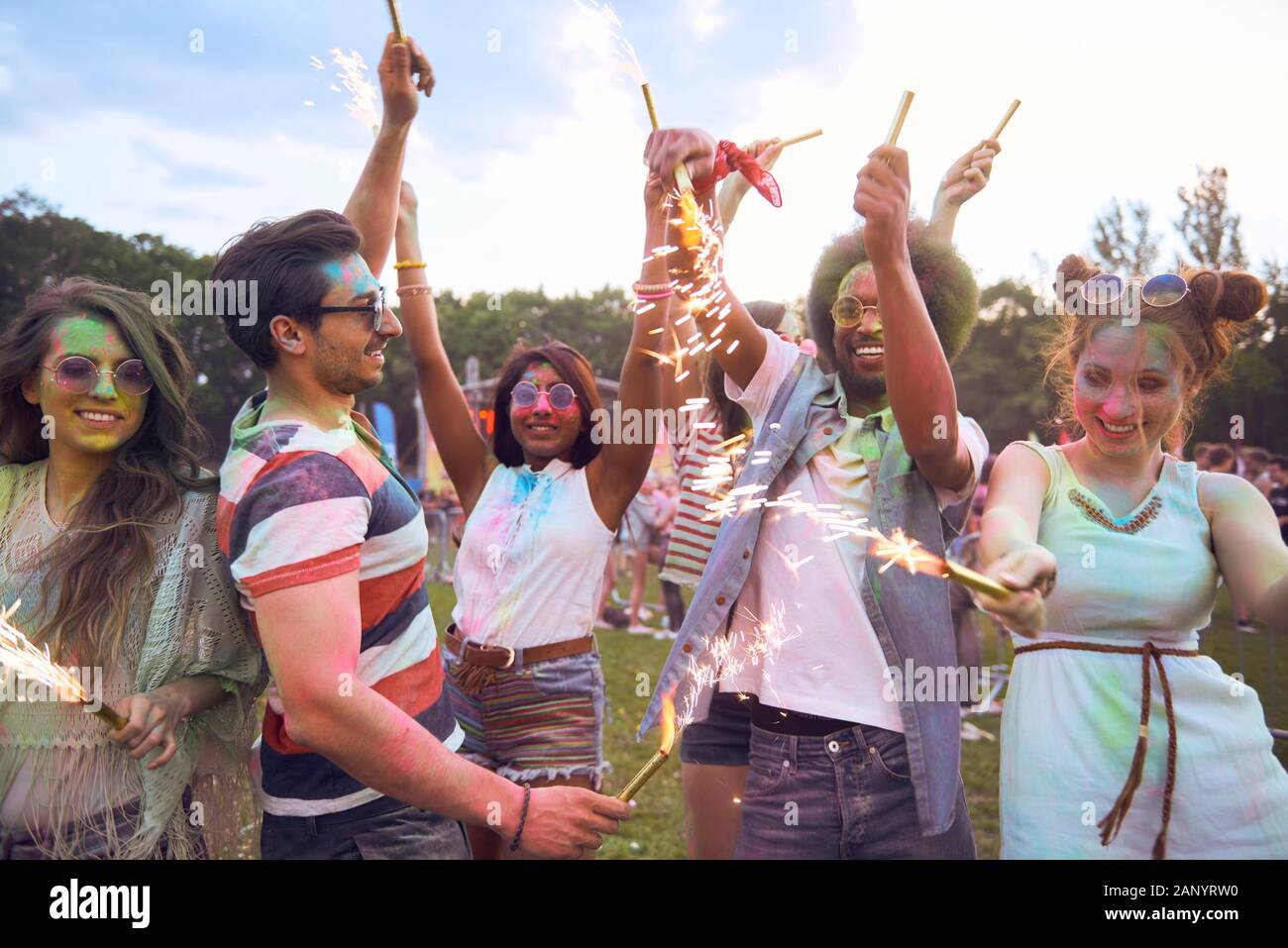 Im Sommer Tag mit Wunderkerzen auf Musik Festival feiern. Stockfoto