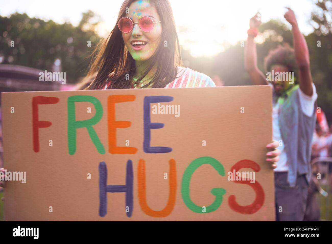 Happy woman holding Banner 'Free Hugs' während der Summer Music Festival Stockfoto