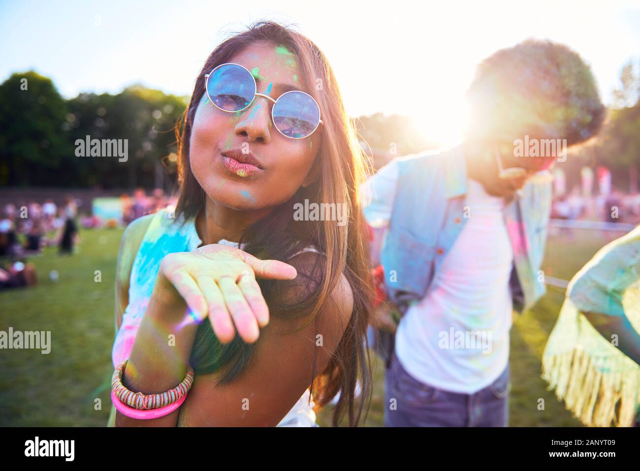 Afrikanische Frau blasen Holi Pulver auf dem Sommerfest Stockfoto