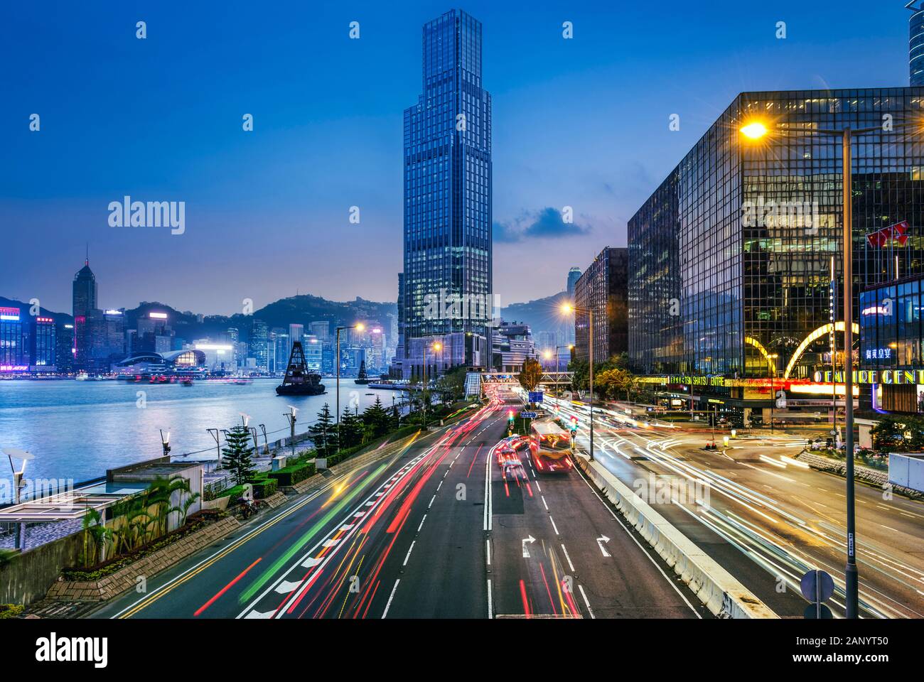 Hongkong - Februar 20. 2018: Salisbury Road in Richtung Tsim Sha Tsui, mit dem InterContinental Hong Kong Hotel, im Hintergrund die Skyline von Hongkong Stockfoto