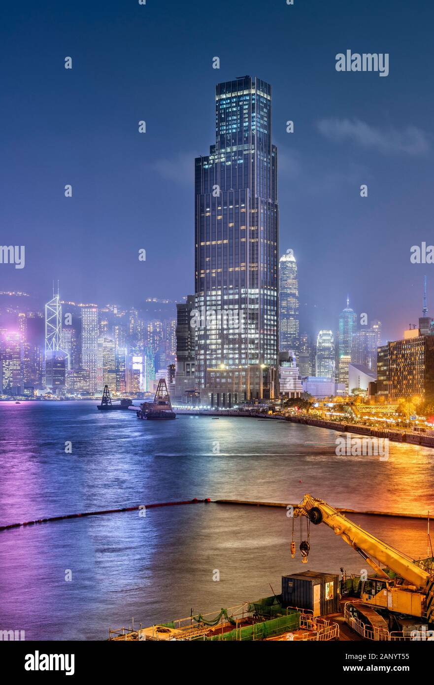 Hongkong - Februar 20. 2018: Blick in Richtung Tsim Sha Tsui, Victoria Harbour und die InterContinental Hong Kong Hotel, im Hintergrund der skyli Stockfoto
