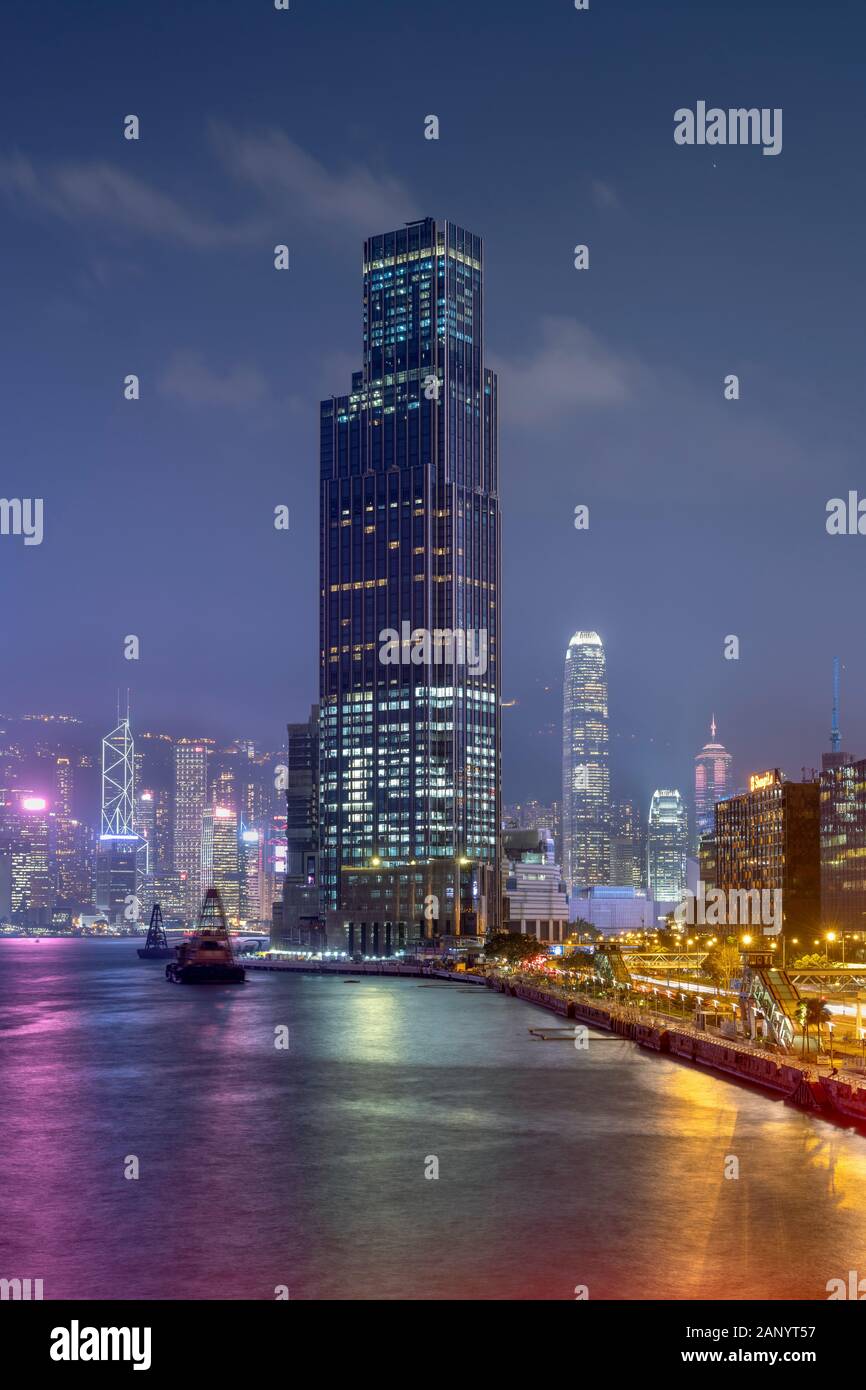 Hongkong - Februar 20. 2018: Blick in Richtung Tsim Sha Tsui, Victoria Harbour und die InterContinental Hong Kong Hotel, im Hintergrund der skyli Stockfoto