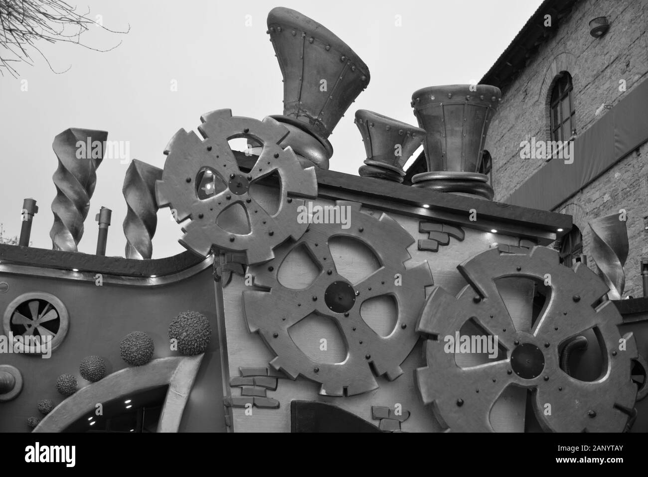 Imaginärer Mechanismus mit Zahnrädern, der als Dekor auf einem Weihnachtsbasar namens "krank der Elfen" in Trikala, Griechenland, verwendet wird. Stockfoto