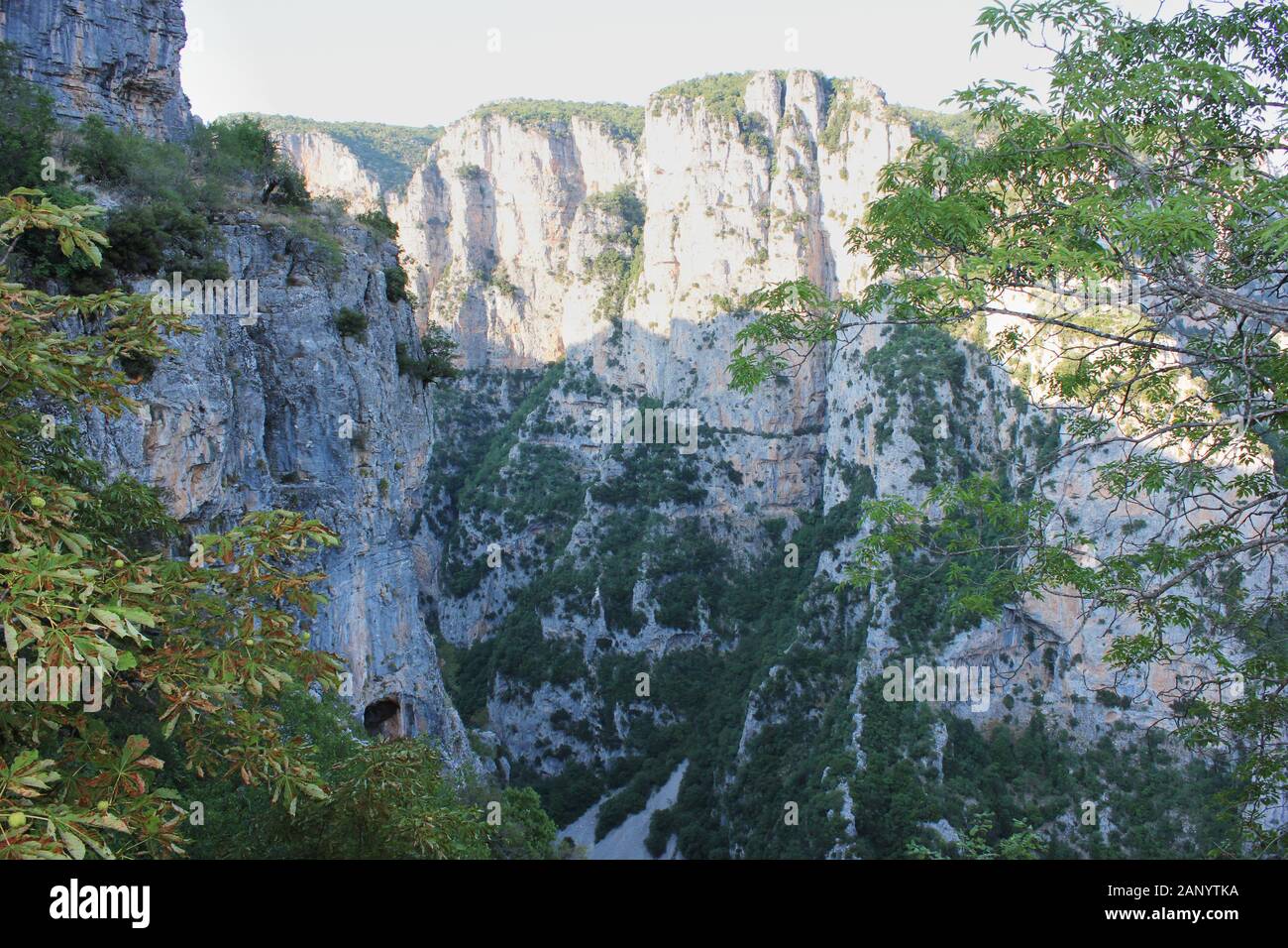 Blick auf die Vikos Schlucht von Kloster von Agia Paraskevi Monodendri Griechenland Stockfoto