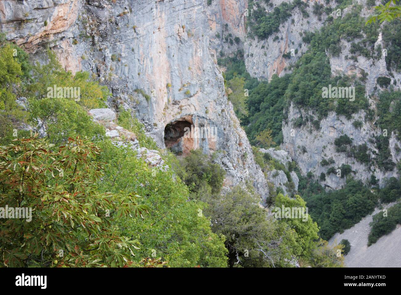 Blick auf die Vikos Schlucht von Kloster von Agia Paraskevi Monodendri Griechenland Stockfoto