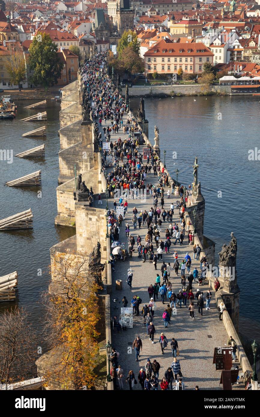 Menschen auf der Karlsbrücke, Altstadt, Prag, Böhmen, Tschechien, Europa Stockfoto