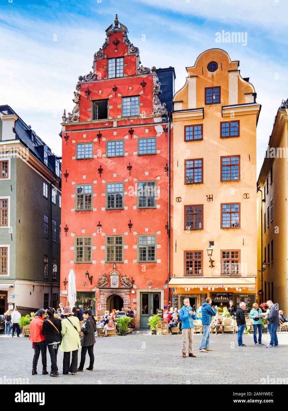 18. September 2018: Stockholm, Schweden - Touristen Sightseeing unter den schönen alten Gebäuden der Stortorget, der älteste Platz der Altstadt, Gaml Stockfoto