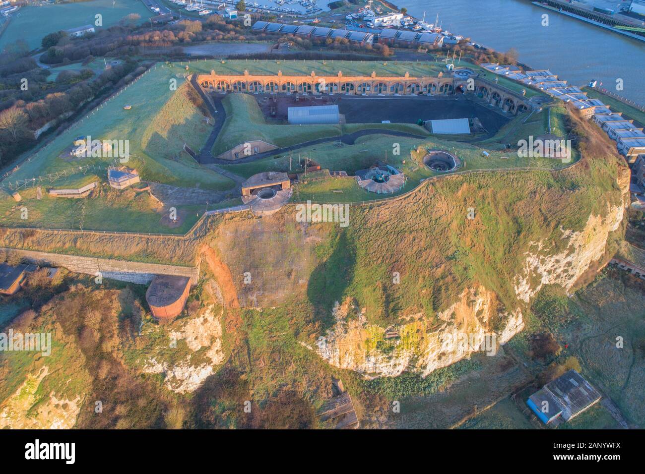 Luftaufnahme von Newhaven Hafen fort und Stadt an der Küste von Sussex Stockfoto