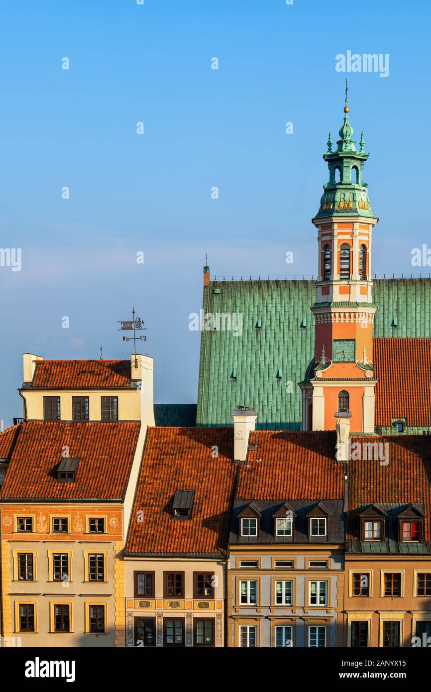 Stadt Warschau in Polen, traditionelle Häuser mit Dächer in der Altstadt und Jesuitenkirche Turm Stockfoto