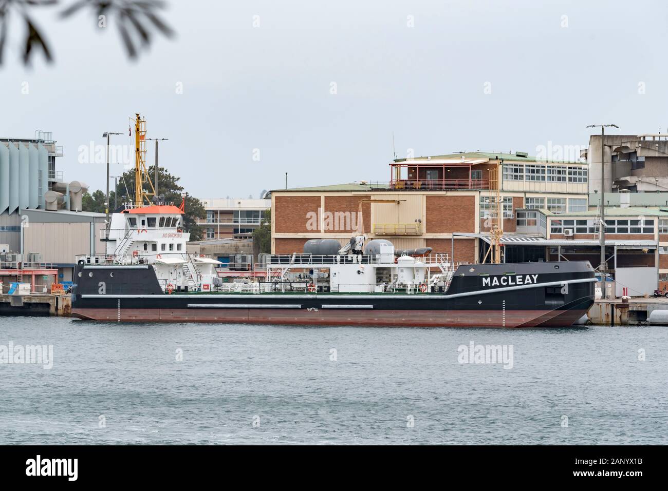 MV Macleay ist ein 2014 gebauter Tanker mit 54 Millionen Ölprodukten. Es ist unter australischer Flagge registriert und hier auf Garden Island, Sydney, vermauert gezeigt Stockfoto