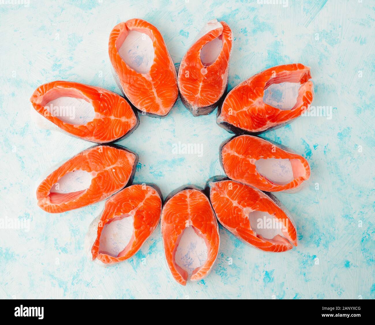 Roher Lachs Steaks Muster auf einem blauen Hintergrund Stockfoto