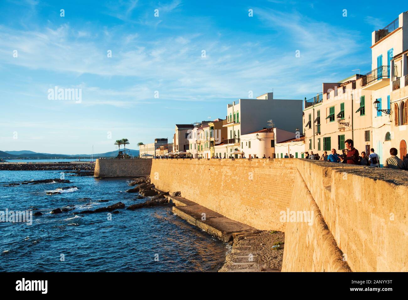ALGHERO, Italien - 17. SEPTEMBER 2017: Leute an der Ringmauer, neben dem Meer, des Centro Storico, die Altstadt von Alghero, Sardinien, Ita Stockfoto