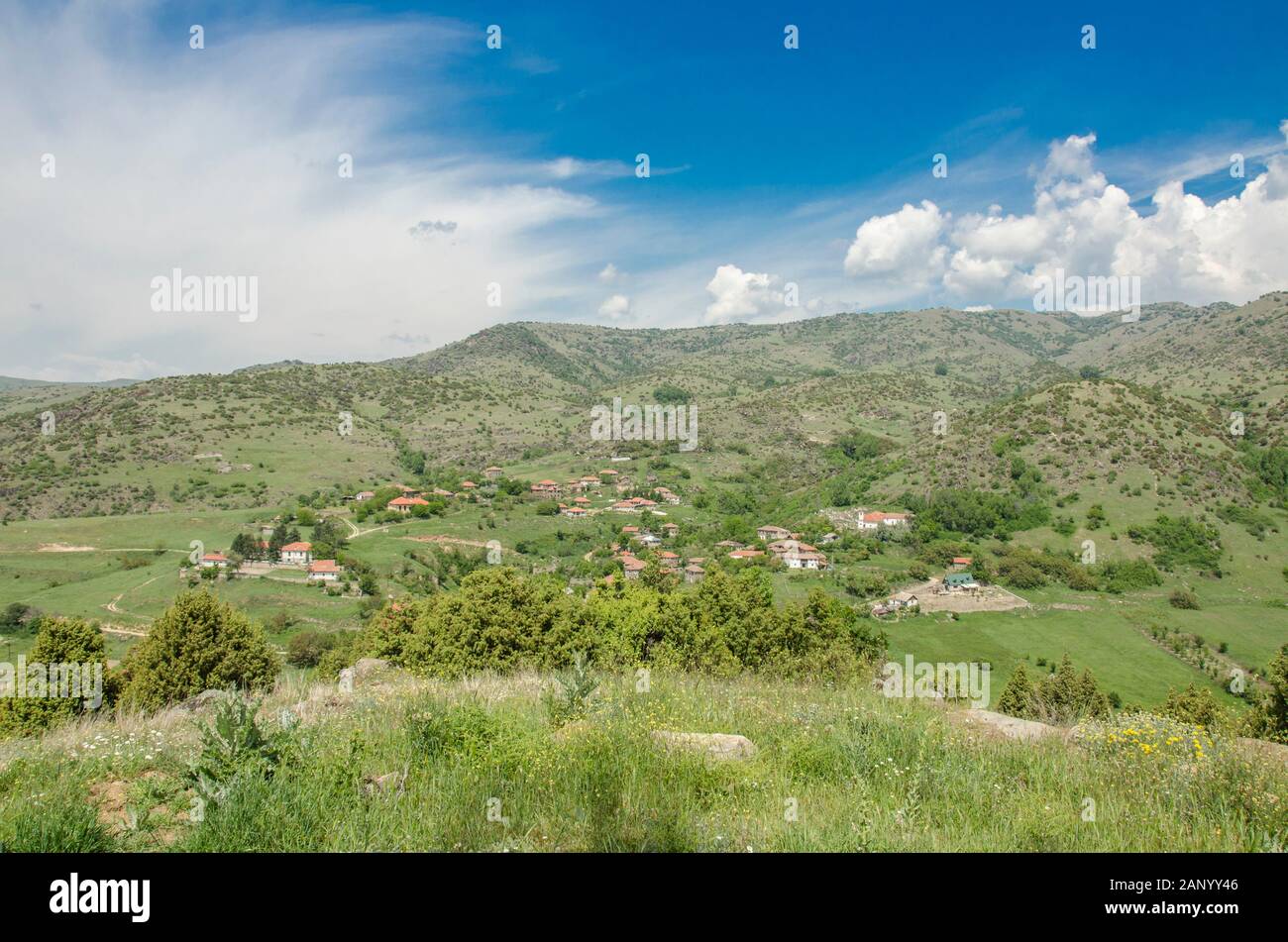 Landschaft am grünen Berg - Panoramaaussicht - Skochivir, Gemeinde Novaci, Mazedonien Stockfoto