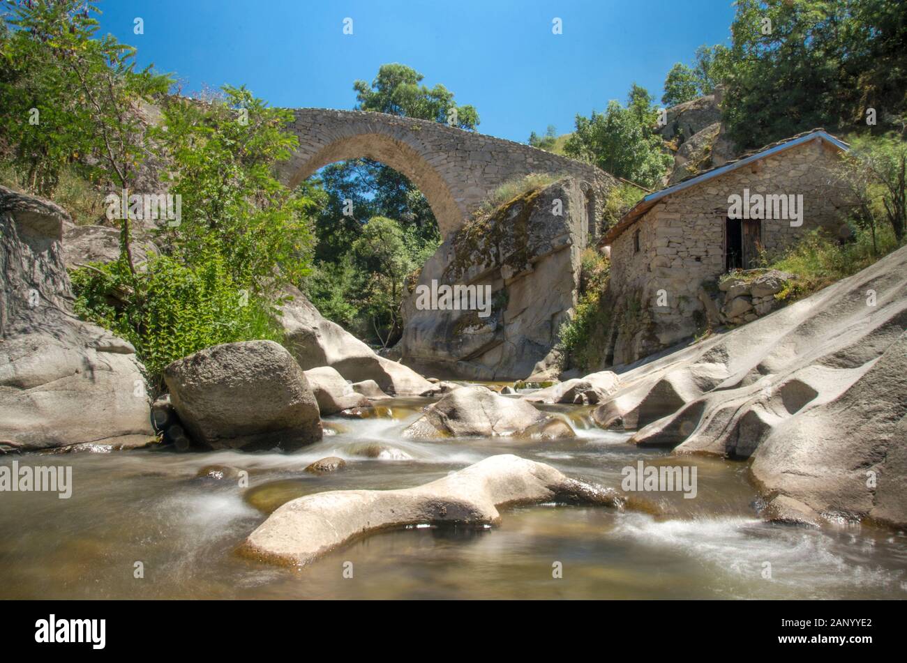 Dorf Zovich, Mariovo, Mazedonien - Bogensteinbrücke und Wilder Fluss Stockfoto