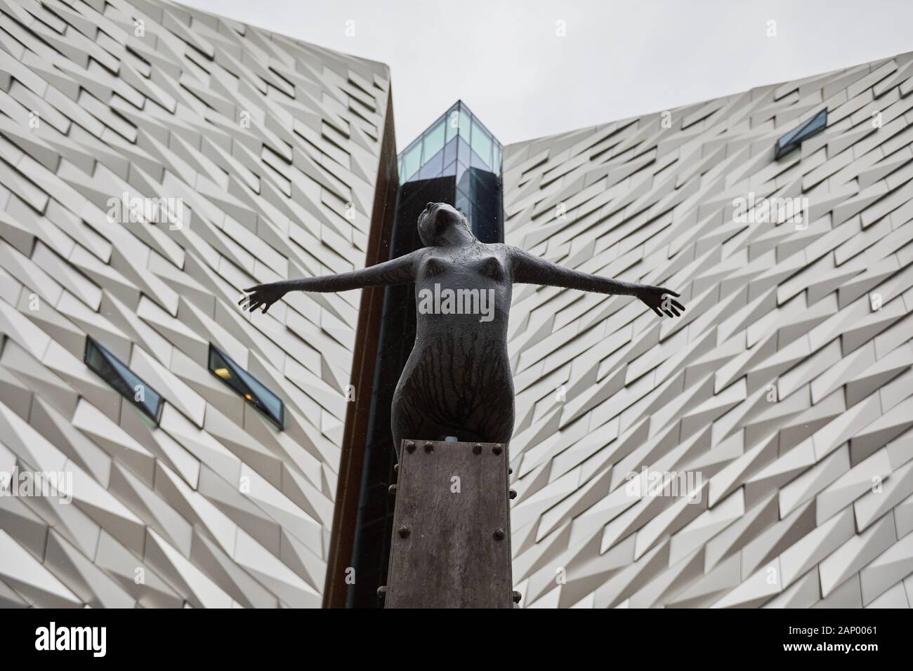 Titanica-Statue außerhalb von Titanic Belfast, Nordirland Stockfoto