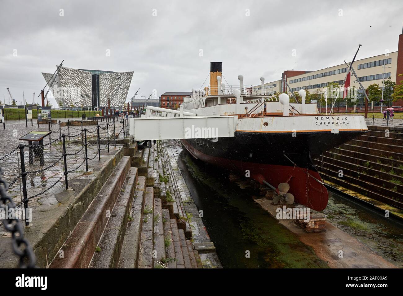 SS Nomadisch bei Titanic Belfast, Nordirland Stockfoto