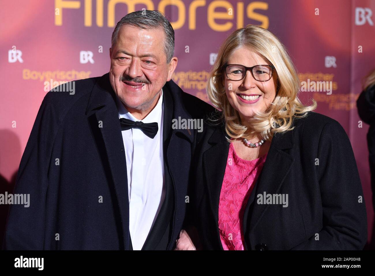 Schauspieler Joseph Hannesschlaeger enthalten. Archiv Foto; Joseph Hannesschlaeger (Schauspieler), mit Partner Bettina Geyer. Bayerischen Filmpreis 2018 - Roter Teppich, Roter Teppich, am 25. Januar 2019 im Prinzregententheater in München. Â | Verwendung weltweit Stockfoto