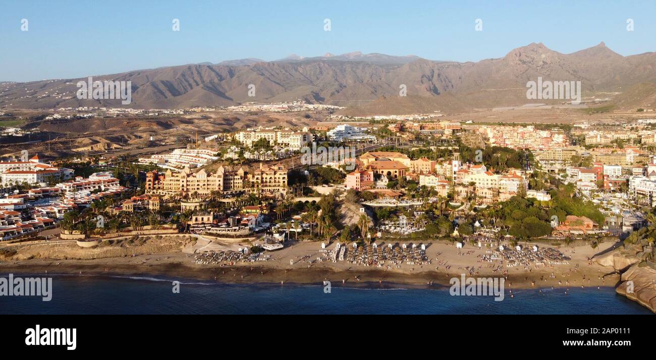 Kanarische Insel Teneriffa, SPANIEN - 27 Dez, 2019: Luftaufnahme von Playa El Duque auf Teneriffa mit auf dem Hintergrund der Ortschaft Costa Adeje. El Duque ist auf Stockfoto