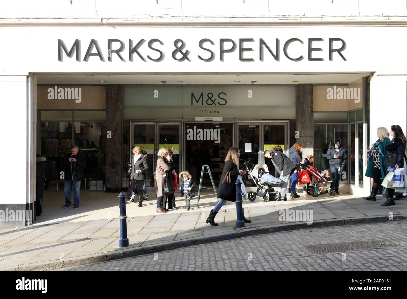 Fußgänger außerhalb Marks und Spencer store Front auf der High Street, Guildford, Surrey, UK, Januar 2020 Stockfoto