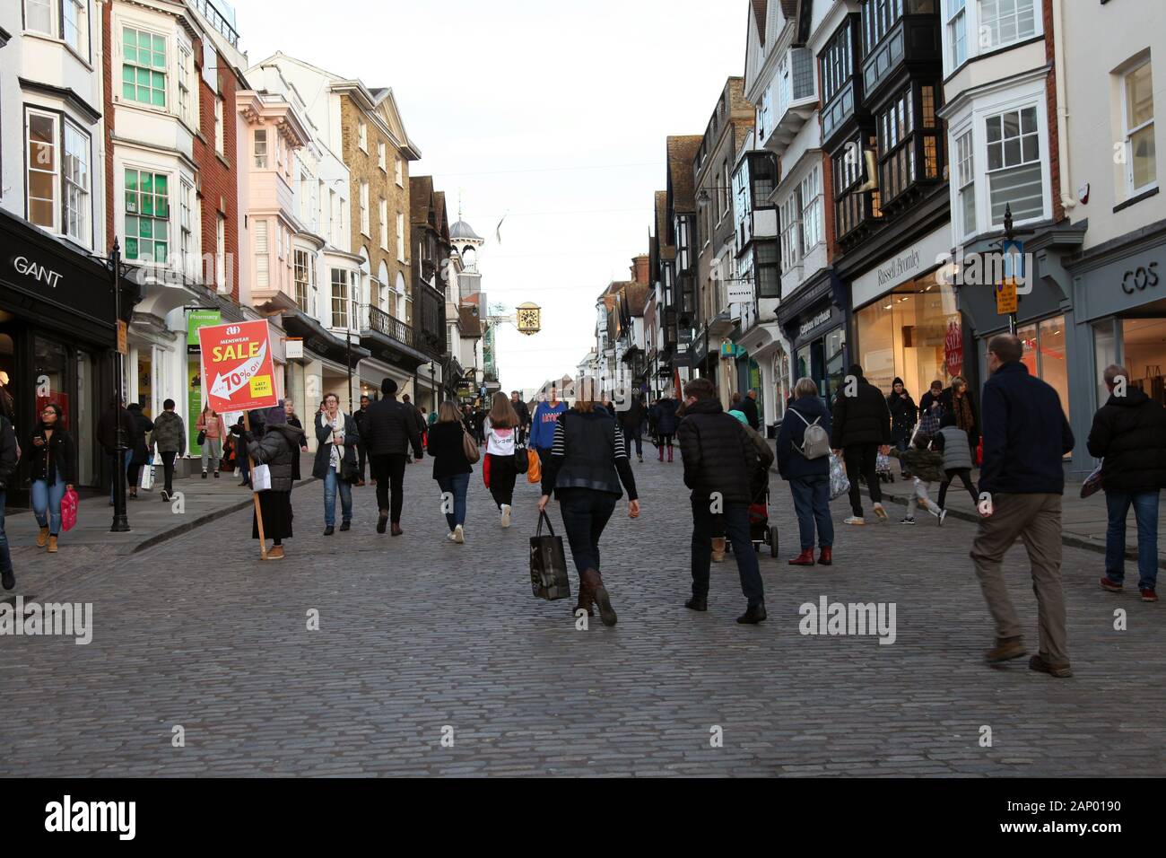 Blick nach Osten auf die Guildford High Street Shopping an einem Winternachmittag, Guildford, Surrey, Großbritannien, Januar 2020 Stockfoto