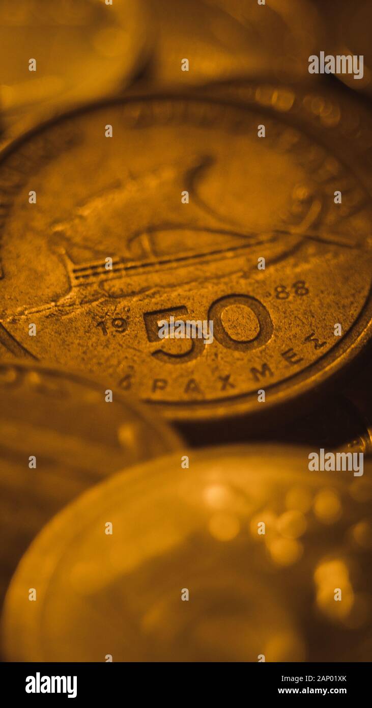Ein Haufen von verschiedenen Goldmünzen auf dem Tisch, konzentrieren Sie sich auf die griechische Münze Drachme. Stockfoto
