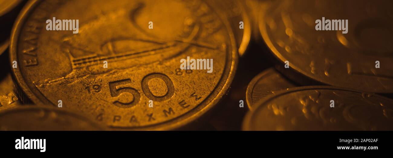 Goldmünzen Hintergrund, konzentrieren Sie sich auf die griechische Münze Drachme. Stockfoto