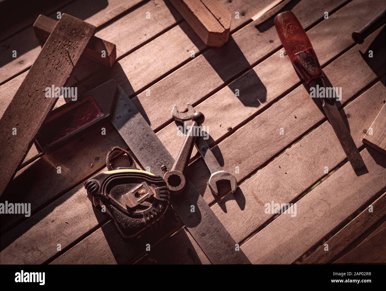 Tischler Werkzeuge auf der Workbench. Schreinerarbeiten mit alten Werkzeugen. DIY Geräte für Tischler. Holzarbeiten Werkstatt. Holzarbeiten auf vintage Hintergrund. Alte Stockfoto