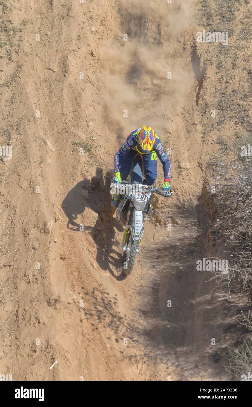 Spanien Cross Country Meisterschaft. Juan Carlos de la Rosa Ferrer, mit seiner Husqvarna Motorrad, eine Neigung, während des Rennens. Sonnigen Tag. Stockfoto