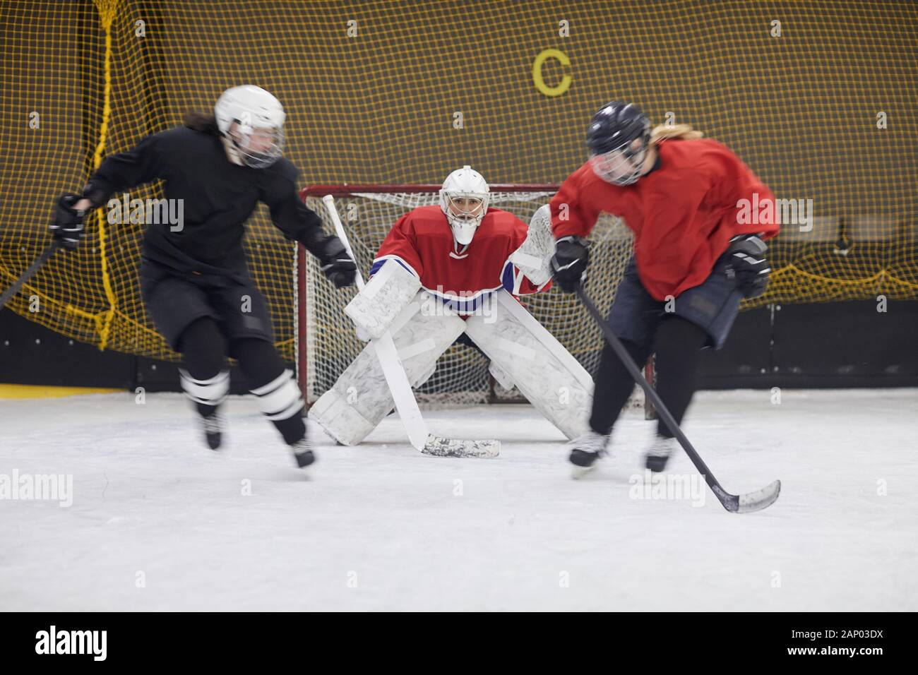 Volle Länge Action Shot der weiblichen Hockey Team kämpfen während des Spiels, kopieren Raum Stockfoto