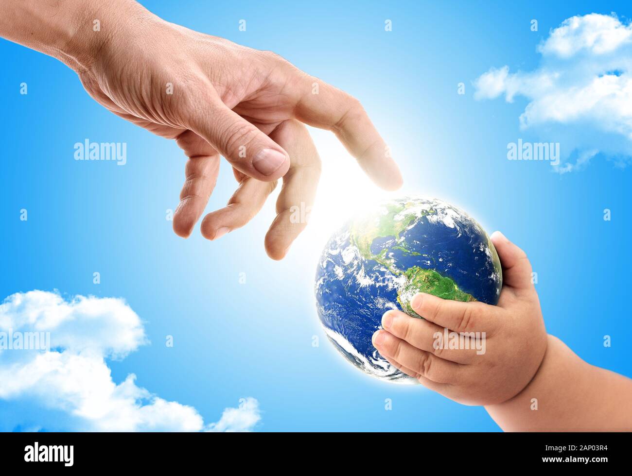 Die Hand eines Erwachsenen Übergabe Planeten Erde zu ein Baby. Konzept der vorbei an den Planeten an die nächste Generation weiter. Stockfoto