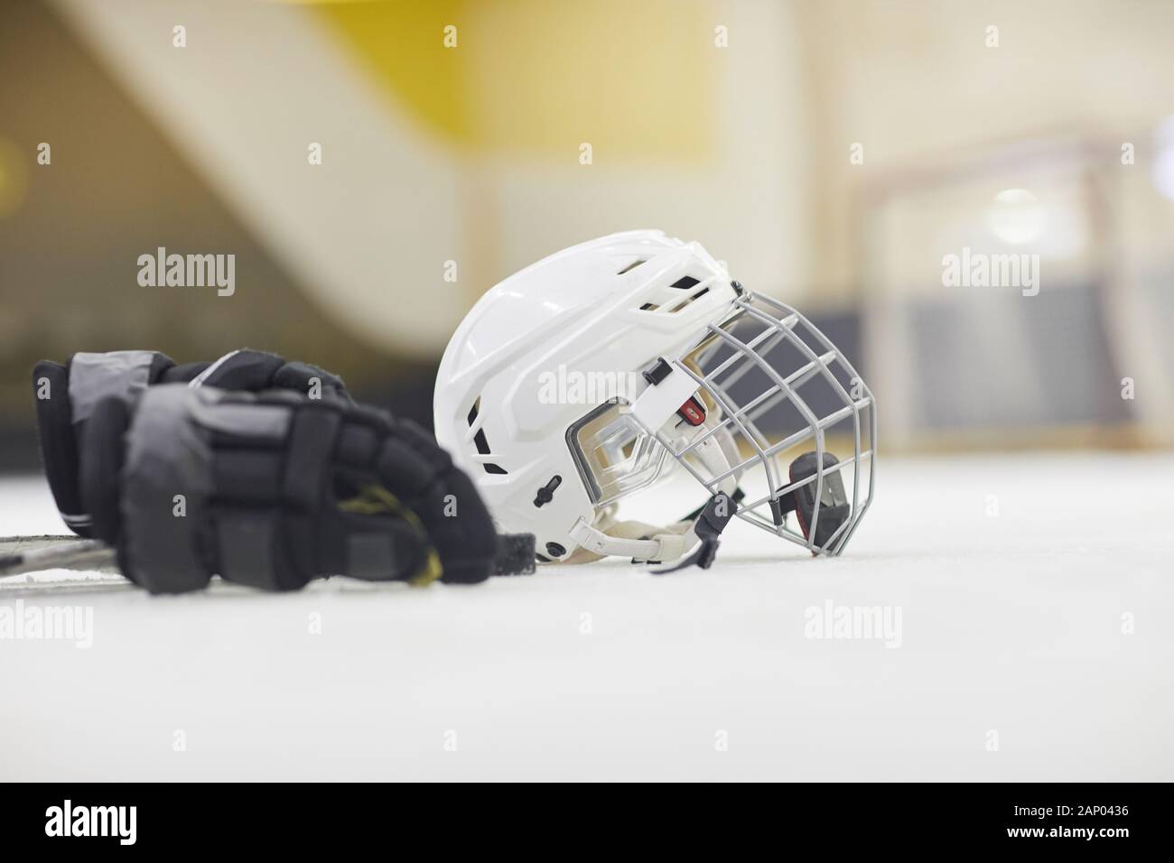 Hintergrund Bild der Hockeyausrüstung liegen auf Eis im freien Raum Eissporthalle, kopieren Stockfoto