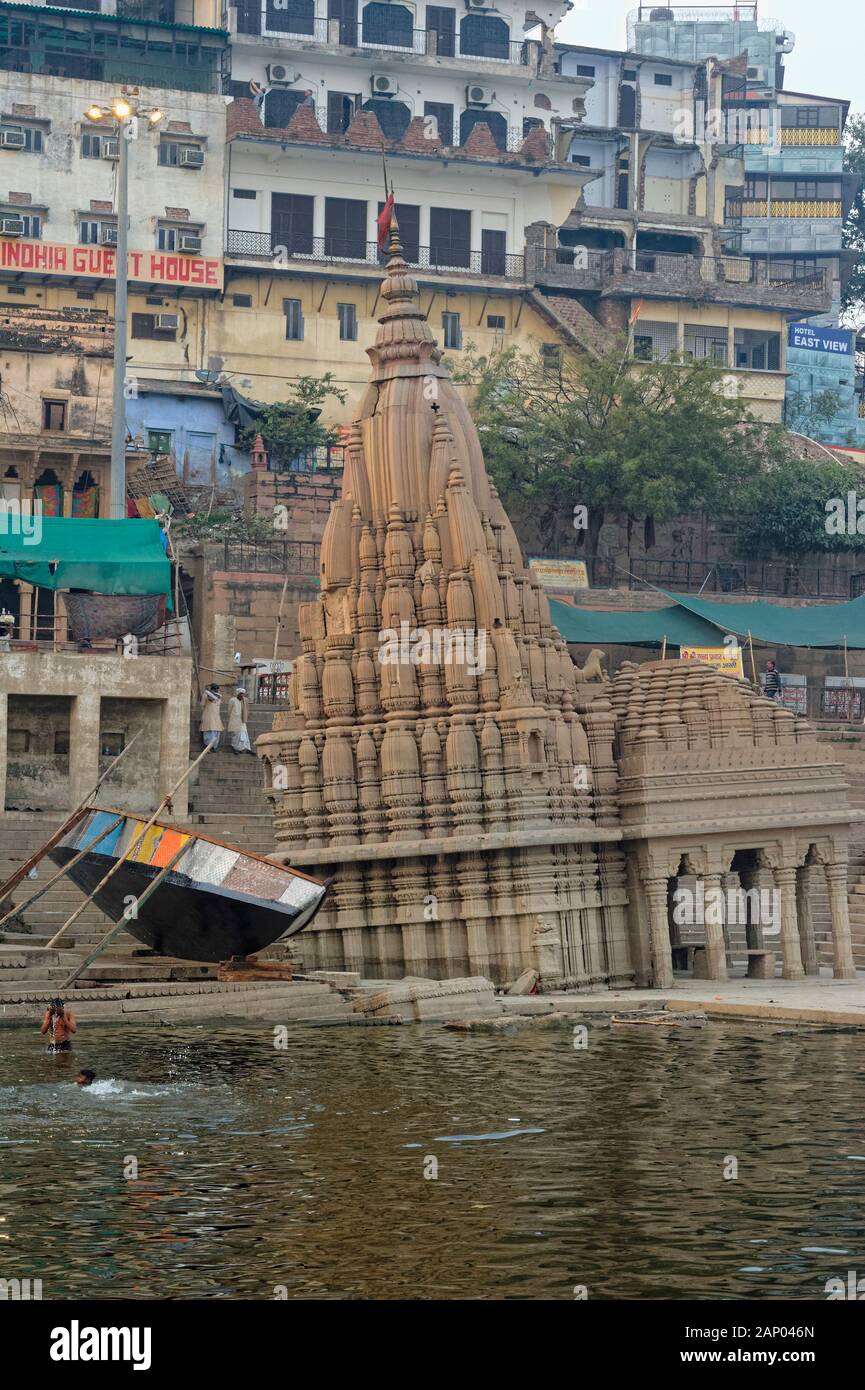 Versenkt Ratneshwar Mahadev Mandir Tempel am Scindia Ghat, Varanasi, Uttar Pradesh, Indien Stockfoto