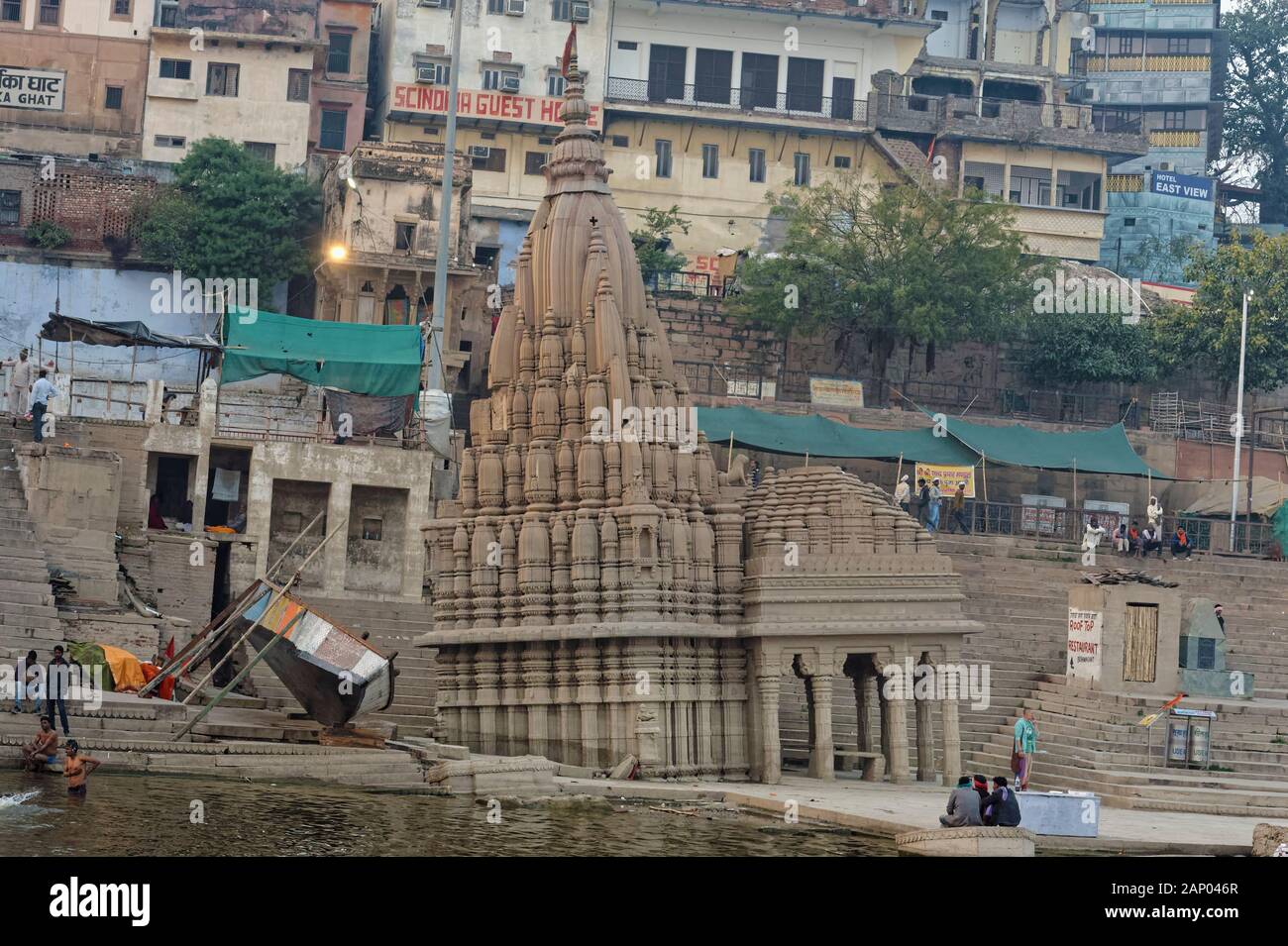 Versenkt Ratneshwar Mahadev Mandir Tempel am Scindia Ghat, Varanasi, Uttar Pradesh, Indien Stockfoto