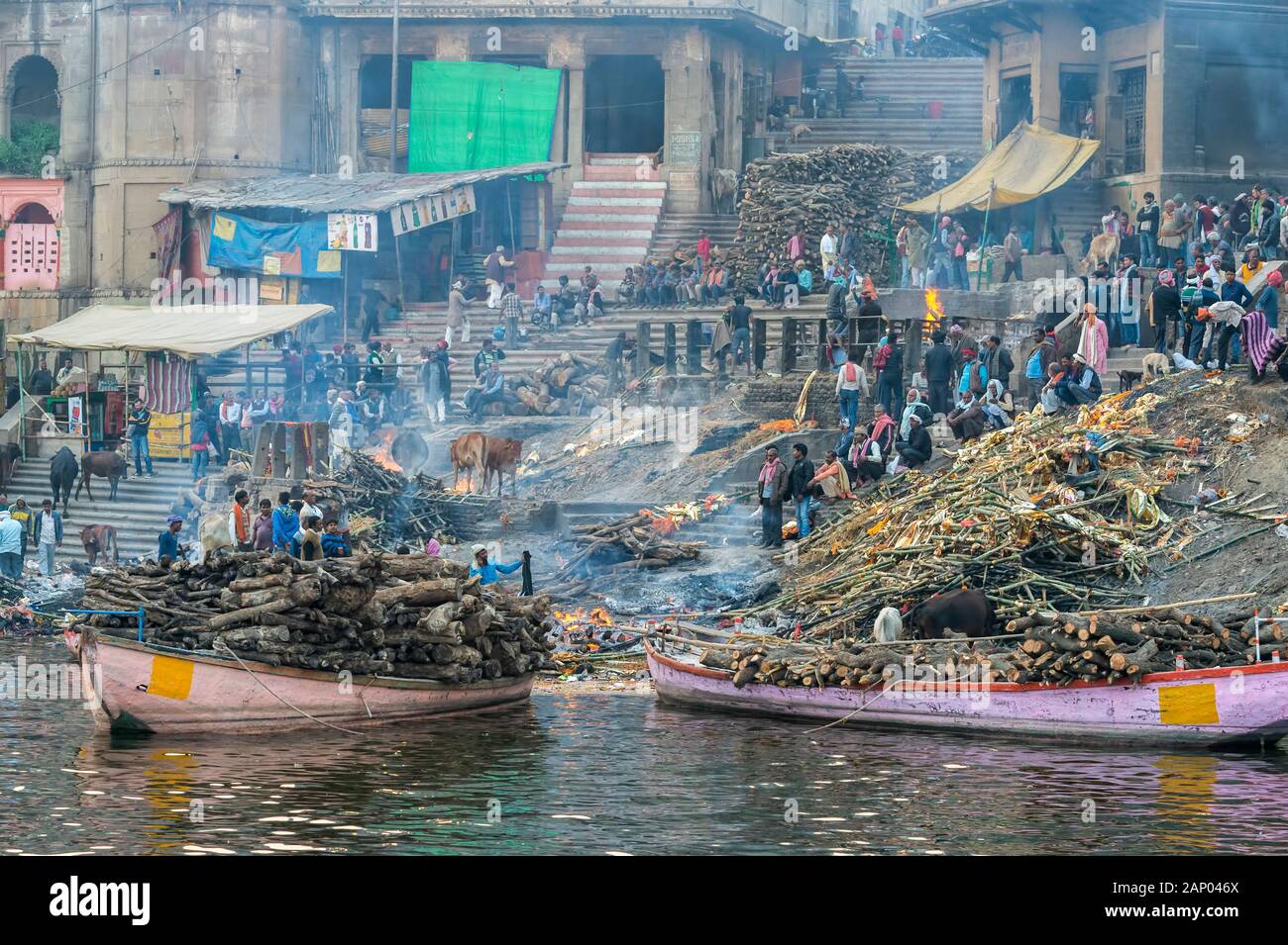 Die einäscherung am Manikarnika Ghat, Varanasi, Uttar Pradesh, Indien Stockfoto