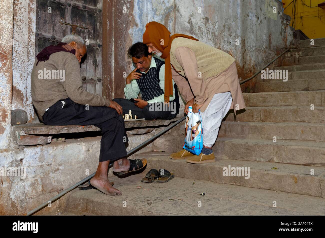Indische Männer Schach spielen auf Treppen, Varanasi, Uttar Pradesh, Indien Stockfoto