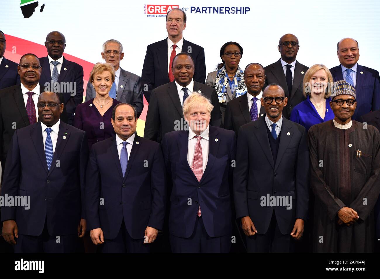 (Hintere Reihe, von links nach rechts)) Angolas Präsident Joao Lourenco, Algeriens Präsident Abdelmadjid Tebboune, Weltbank-Präsident David Malpass, UN-Exekutivsekretärin der Wirtschaftskommission für Afrika Vera Songwe und IWF-Afrika-Direktor Abebe Aemro Selassie, (mittlere Reihe, von links nach rechts) Malawis Präsident Peter Mutharika, Wirtschaftssekretärin Andrea Leadsom, Kenias Präsident Uhuru Kenyatta, Guinea-Präsident Alpha Conde, International Trade Secretary Liz Truss, (erste Reihe, von links nach rechts) Senegals Präsident Macky Sall, Ägyptens Präsident Abdel Fattah al-Sisi, Premierminister Boris Johnson, Ruandas Stockfoto