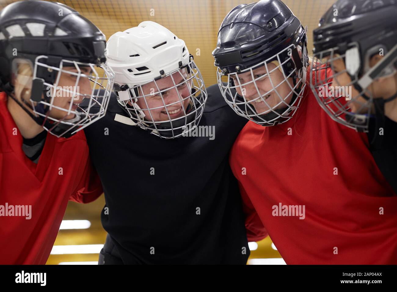 Portrait von weiblichen Hockey Team glücklich Huddling vor dem Sport übereinstimmen, Kopie Raum Stockfoto