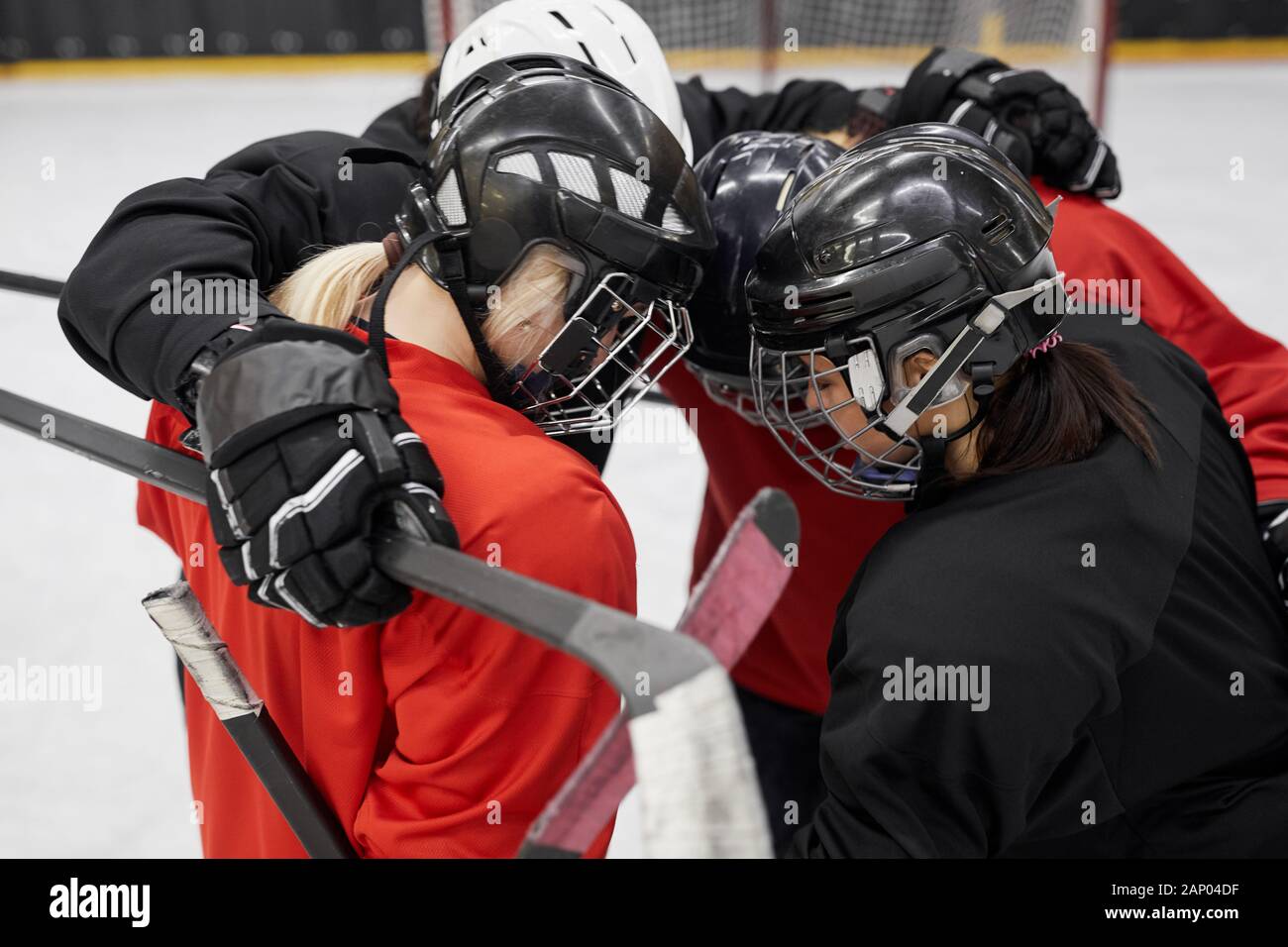Hohen winkel Portrait von weiblichen Hockey Team huddling für Motivation vor dem Sport überein Stockfoto