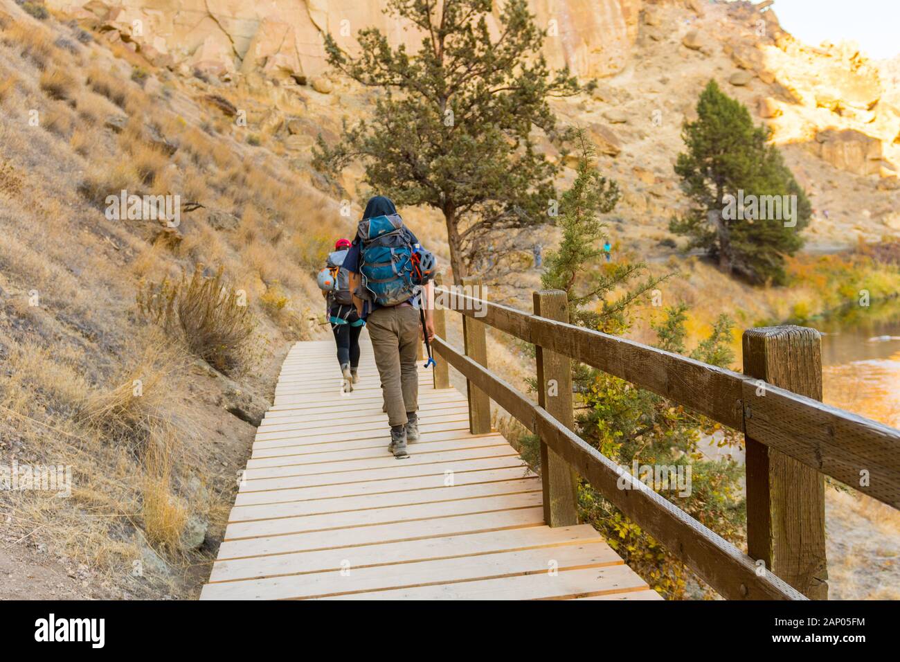 Kletterer über eine der hölzerne Stege, einer der Wanderwege von Smith Rock State Park Stockfoto